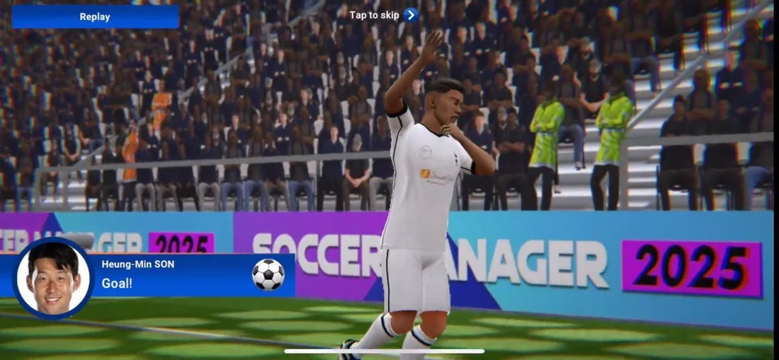 Jogador comemorando um gol diante da torcida, com o nome dele em destaque na tela