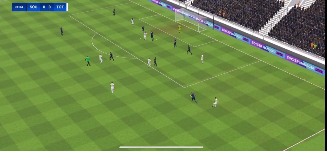 Partida em 3D vista de cima, com jogadores em campo e o placar no topo da tela