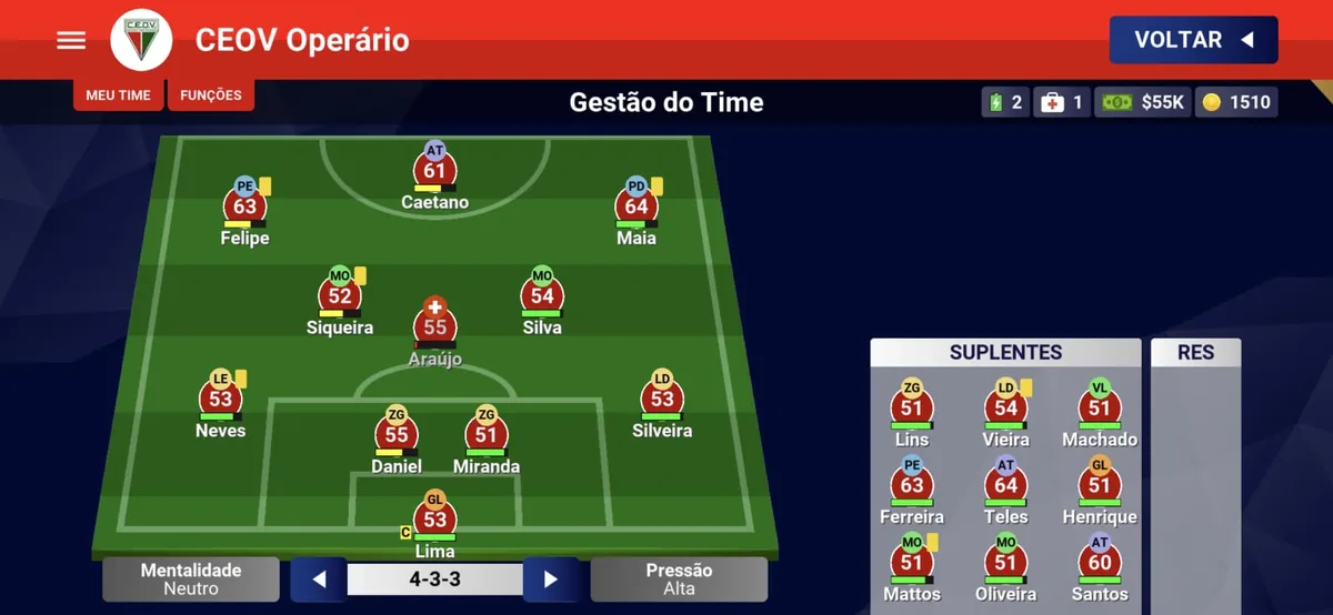 Tela de gestão do time, com a escalação em campo e a lista de suplentes ao lado